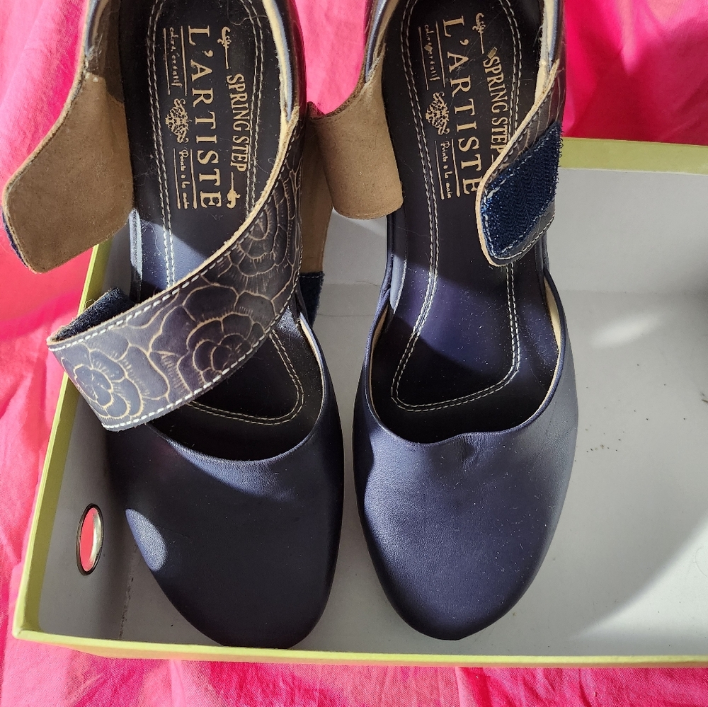 L'ARTISTE spring step shoes. brand new never worn. smoke free home.  size 7 1/2